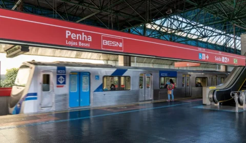 Falha em trem provoca lotação e atrasos na Linha 3-Vermelha do Metrô de SP; problemas ainda persistem