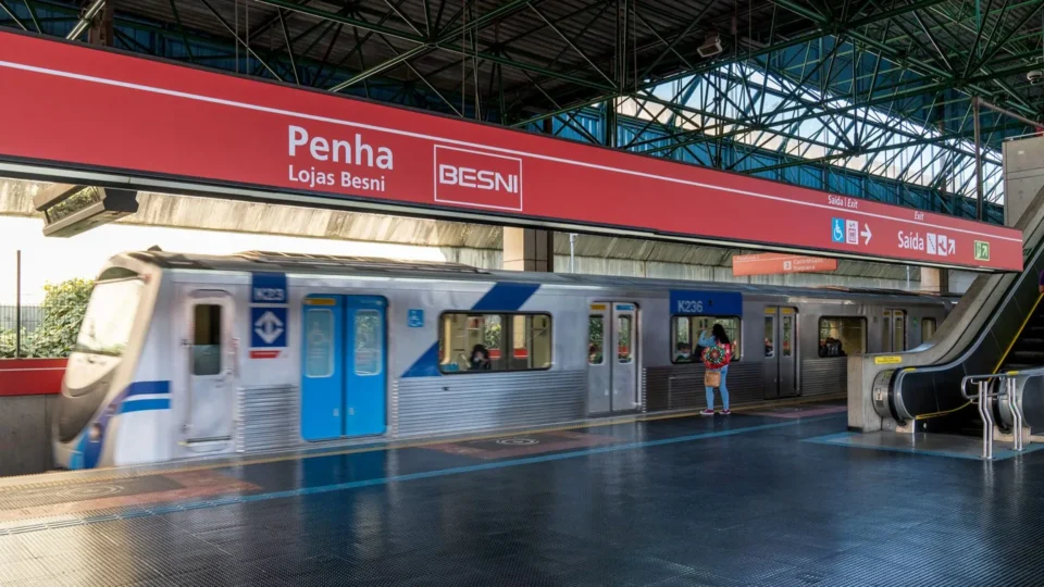 Falha em trem provoca lotação e atrasos na Linha 3-Vermelha do Metrô de SP; problemas ainda persistem