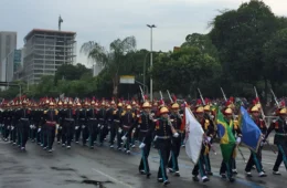 Mesmo com chuva e frio, público acompanha Desfile da Independência no Centro do Rio