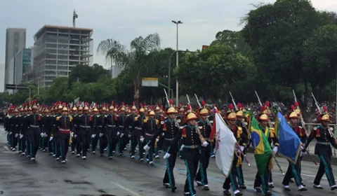 Mesmo com chuva e frio, público acompanha Desfile da Independência no Centro do Rio