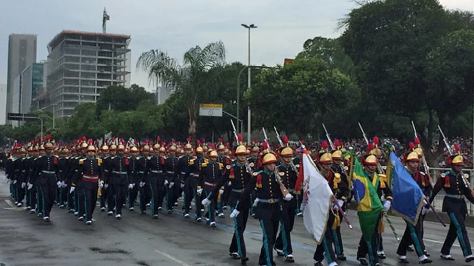 Mesmo com chuva e frio, público acompanha Desfile da Independência no Centro do Rio