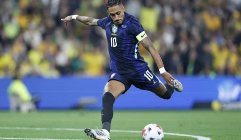 Raphinha sente coxa e vira preocupação para a Seleção após vitória sobre a Austrália