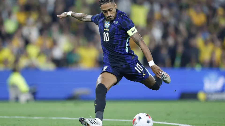 Raphinha sente coxa e vira preocupação para a Seleção após vitória sobre a Austrália