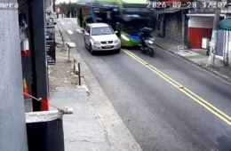 Ônibus desgovernado atinge veículos e invade muro de escola no Jabaquara, em SP