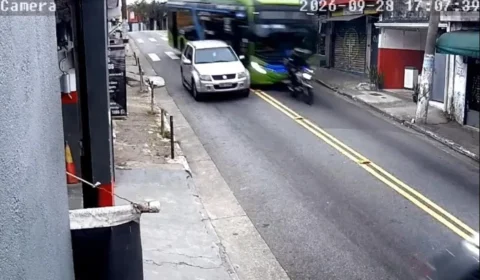 Ônibus desgovernado atinge veículos e invade muro de escola no Jabaquara, em São Paulo