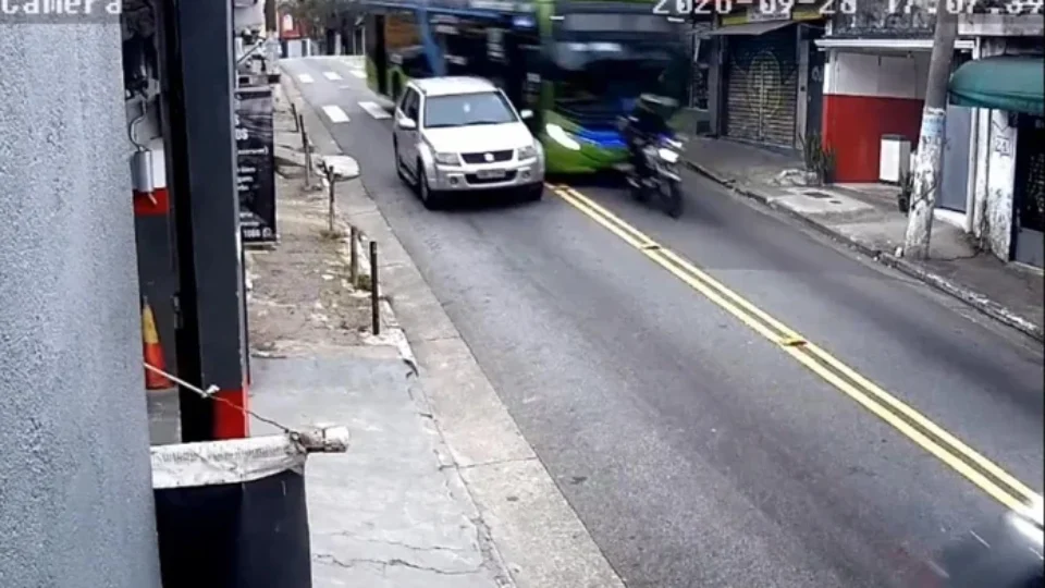 Ônibus desgovernado atinge veículos e invade muro de escola no Jabaquara, em SP