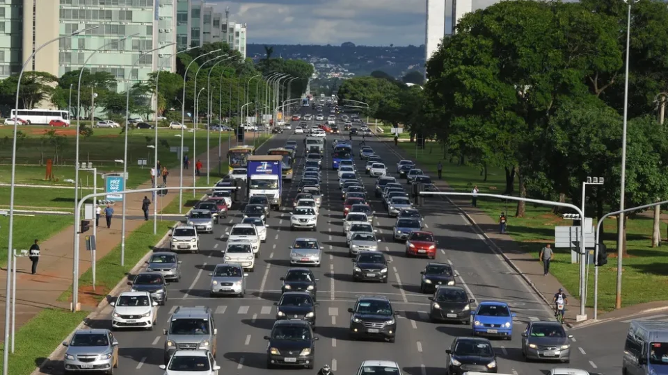 Caos no trânsito de Brasília após apagão de semáforos amplia pressão sobre Neoenergia, que viu reclamações dobrarem