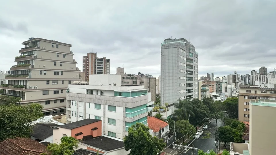 Belo Horizonte amanhece sob alerta de temporais após chuva com granizo causar estragos