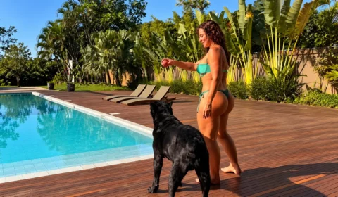 Paolla Oliveira posa de biquíni enquanto renova bronzeado durante folga