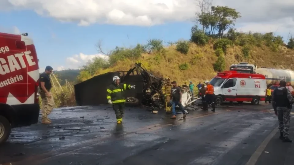 Acidente entre carro e caminhão deixa uma pessoa morta na BR-381, em MG
