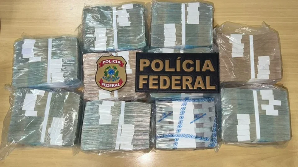 Mala com cerca de R$ 1 milhão e arma é apreendida pela PF durante investigação eleitoral em Manaus