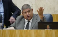 Milton Leite se entrega à polícia após ser alvo de mandado de prisão