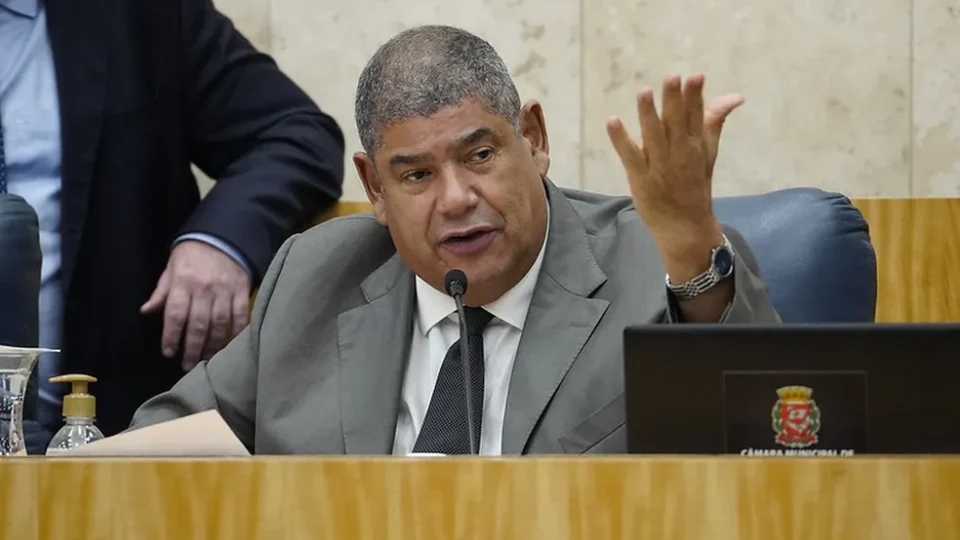 Milton Leite se entrega à polícia após ser alvo de mandado de prisão