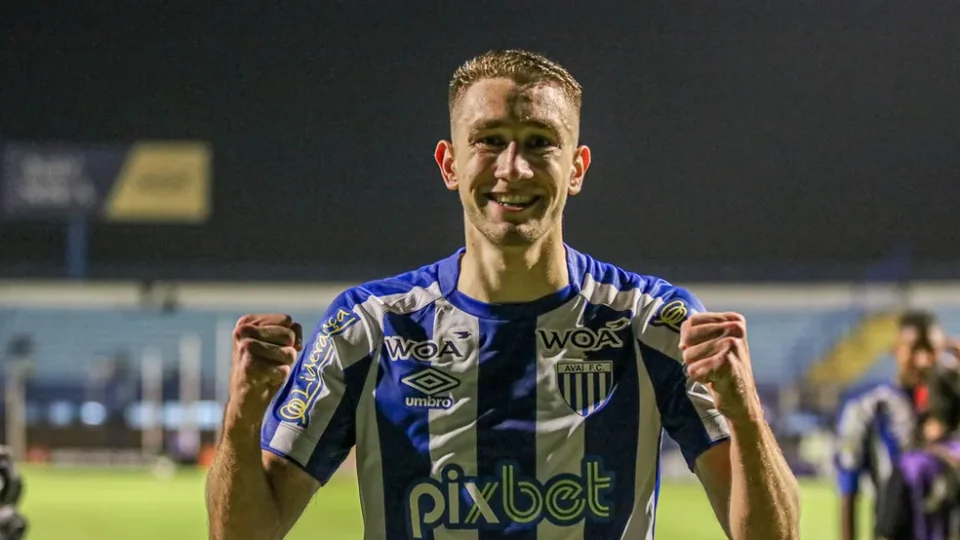 Botafogo acerta contratação do zagueiro Arthur Chaves