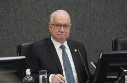 Crise no STF se agrava com disputa entre Moraes e Mendonça e pressão sobre Fachin