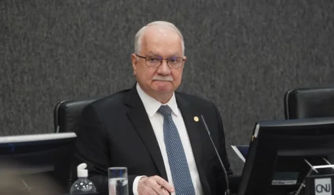 Crise no STF se agrava com disputa entre Moraes e Mendonça e pressão sobre Fachin