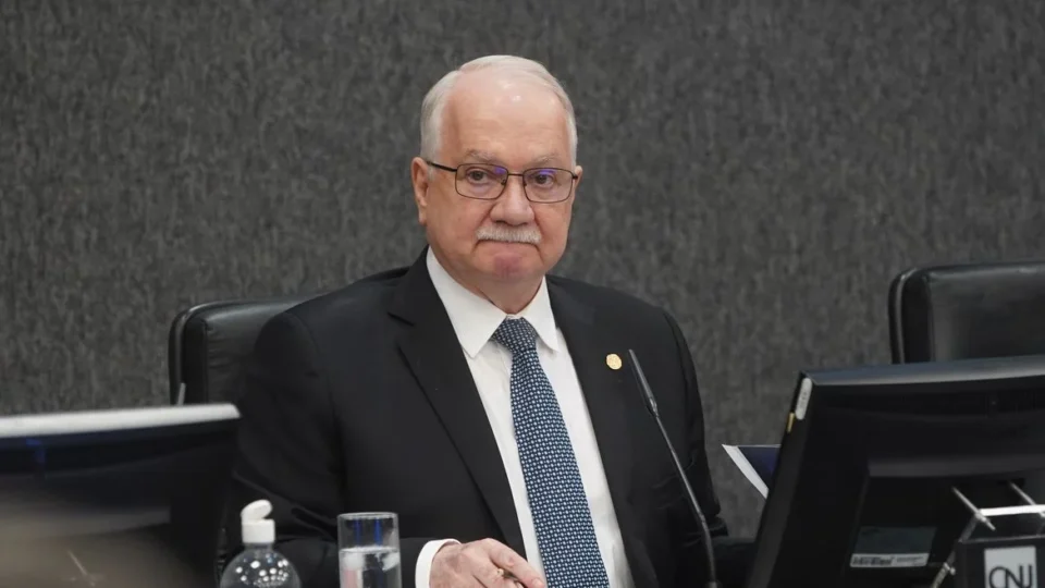 Crise no STF se agrava com disputa entre Moraes e Mendonça e pressão sobre Fachin