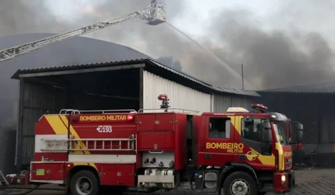 Corpo carbonizado é encontrado ao lado de carro incendiado no Entorno do DF