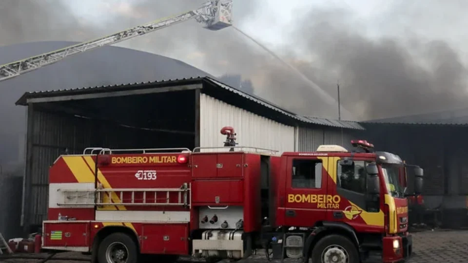 Corpo carbonizado é encontrado ao lado de carro incendiado no Entorno do DF