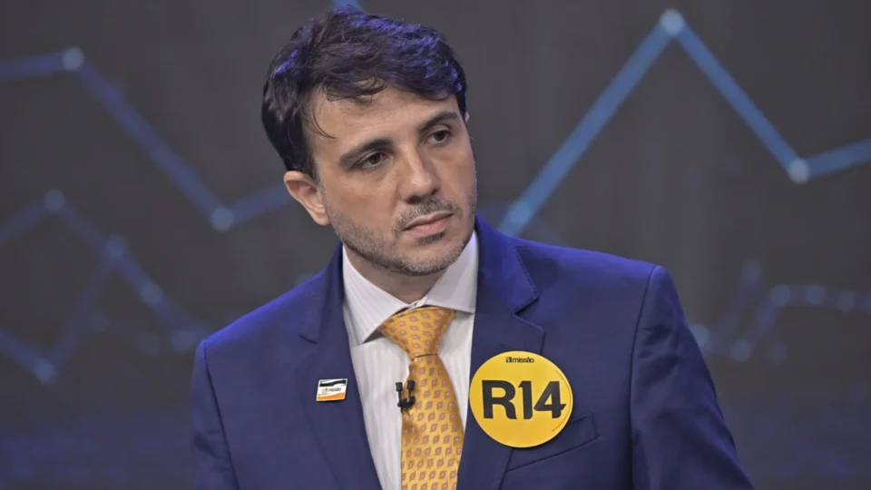 Missão aciona TSE contra posts pagos de perfis estrangeiros favoráveis a Flávio Bolsonaro