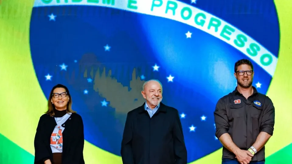 Janja tem filhos e reage a vaias em comício de Lula em Curitiba