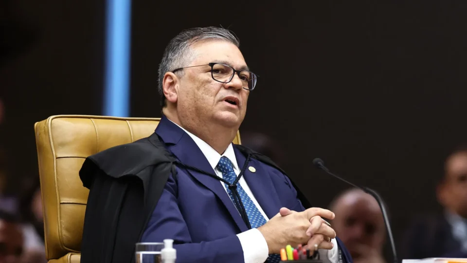 Dino pede investigação de magistrados com indícios de ligação com o Banco Master
