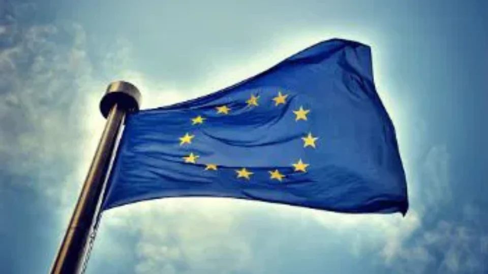 Nova lei da União Europeia pode mudar idade para usar redes sociais; veja o que está previsto
