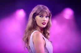 Taylor Swift usa colar com número de Travis Kelce durante jogo dos Chiefs
