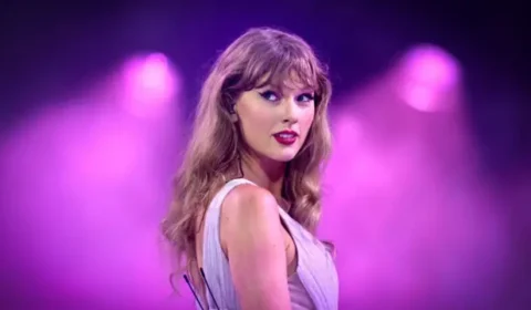 Taylor Swift usa colar com número de Travis Kelce durante jogo dos Chiefs