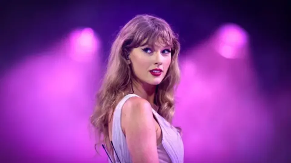 Taylor Swift usa colar com número de Travis Kelce durante jogo dos Chiefs