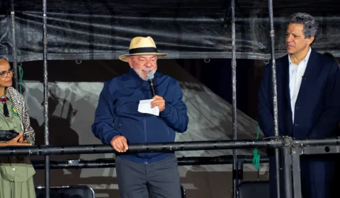 Janja tenta interromper Lula durante fala sobre futebol e fim das bets