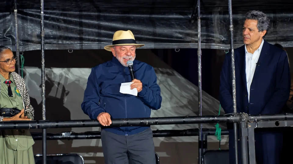 Janja tenta interromper Lula durante fala sobre futebol e fim das bets