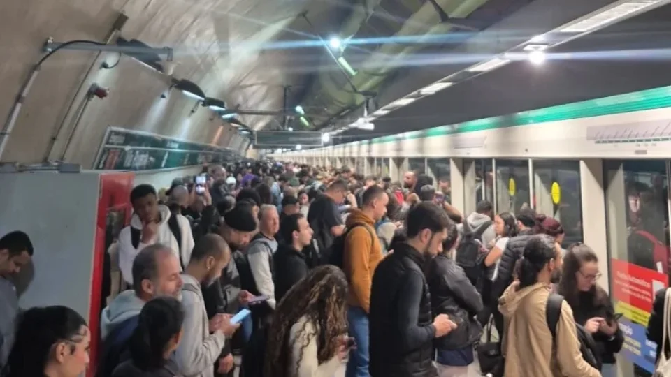 Pessoa na via reduz velocidade dos trens da Linha 2-Verde em São Paulo