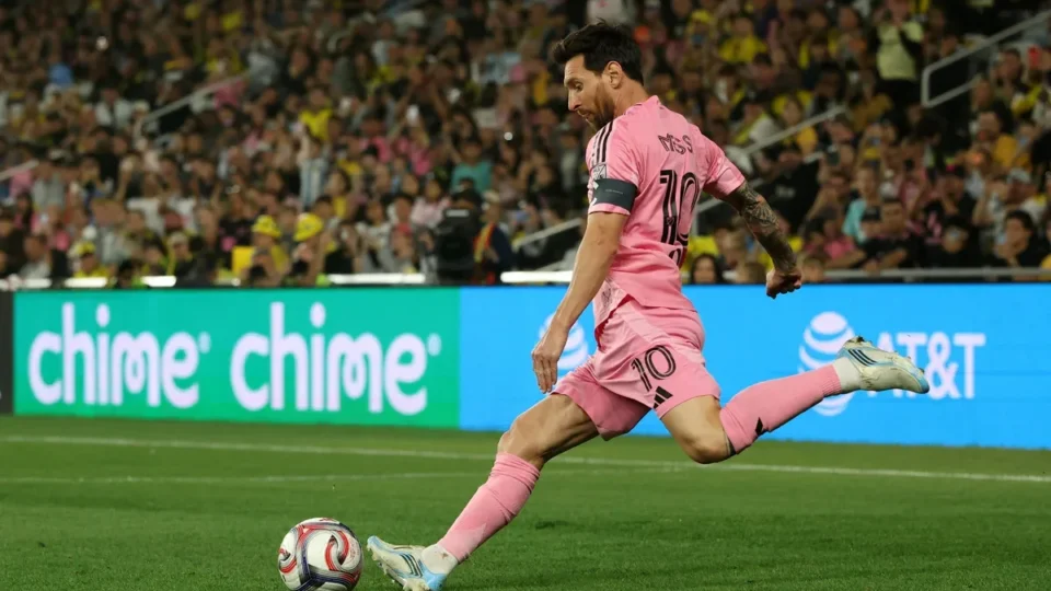 Messi faz golaço de falta, mas Inter Miami perde para o Columbus Crew na MLS