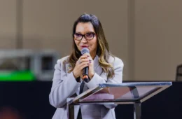 Janja critica bolsonarismo em ato no DF e diz: “Não vamos voltar para as trevas”