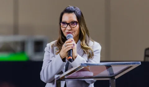 Janja critica bolsonarismo em ato no DF e diz: “Não vamos voltar para as trevas”