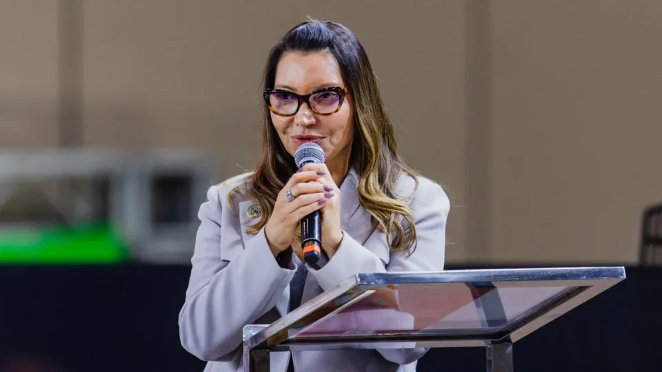 Janja critica bolsonarismo em ato no DF e diz: “Não vamos voltar para as trevas”