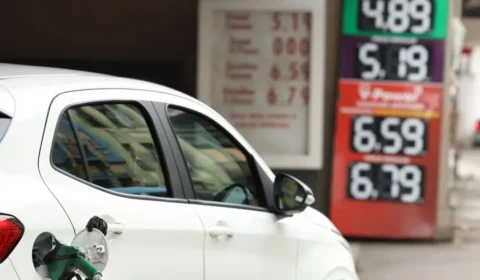 Fim do desconto da Petrobras eleva preço da gasolina A, mas corte de impostos evita alta ao consumidor