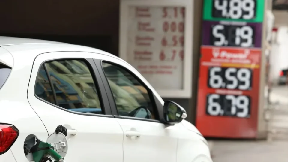 Fim do desconto da Petrobras eleva preço da gasolina A, mas corte de impostos evita alta ao consumidor