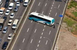 Ônibus com alunos são interceptados e usados como barricadas durante arrastão no Rio
