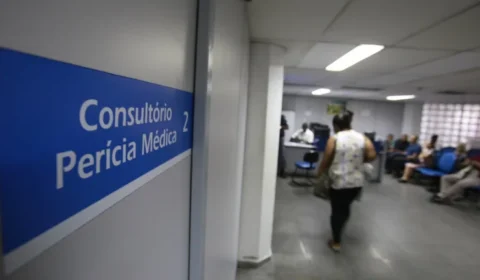 Perícia médica do INSS passa a garantir intérprete de Libras durante atendimento