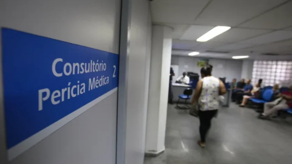 Perícia médica do INSS passa a garantir intérprete de Libras durante atendimento
