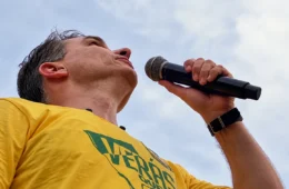 Flávio chama polícia após carreata ser atingida por ovos em Goiânia