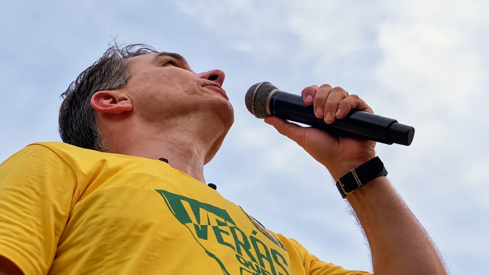 Flávio chama polícia após carreata ser atingida por ovos em Goiânia