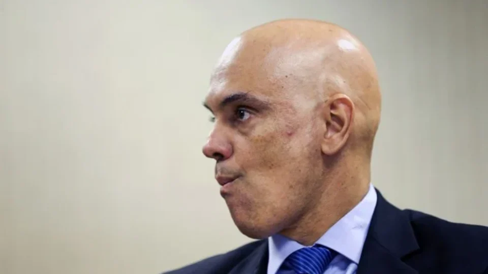 Moraes trocou celular e número durante investigação que apurava mensagens com Vorcaro