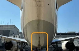 Piloto aperta botão errado e faz Boeing 787 bater a cauda na pista em Houston