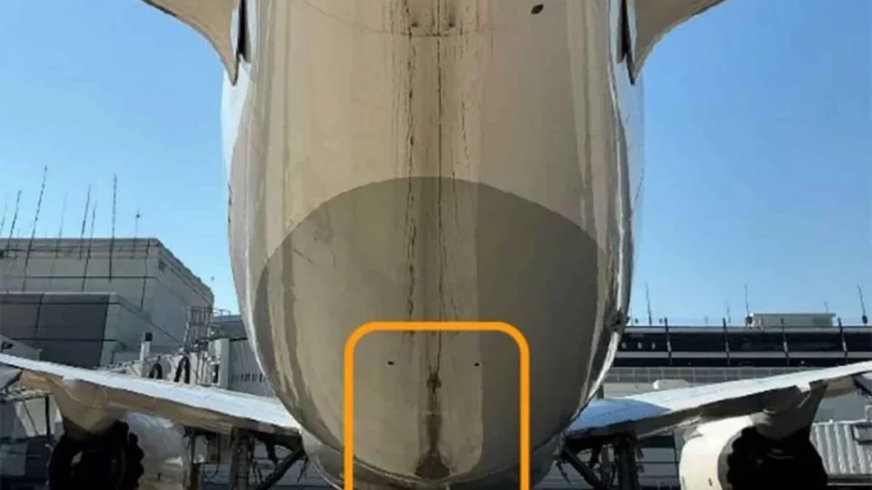 Piloto aperta botão errado e faz Boeing 787 bater a cauda na pista em Houston