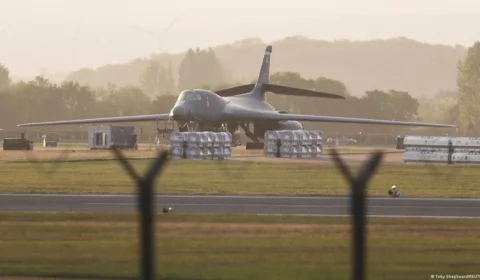 Cinco homens são presos perto de base dos EUA na Inglaterra; 85 casas são evacuadas