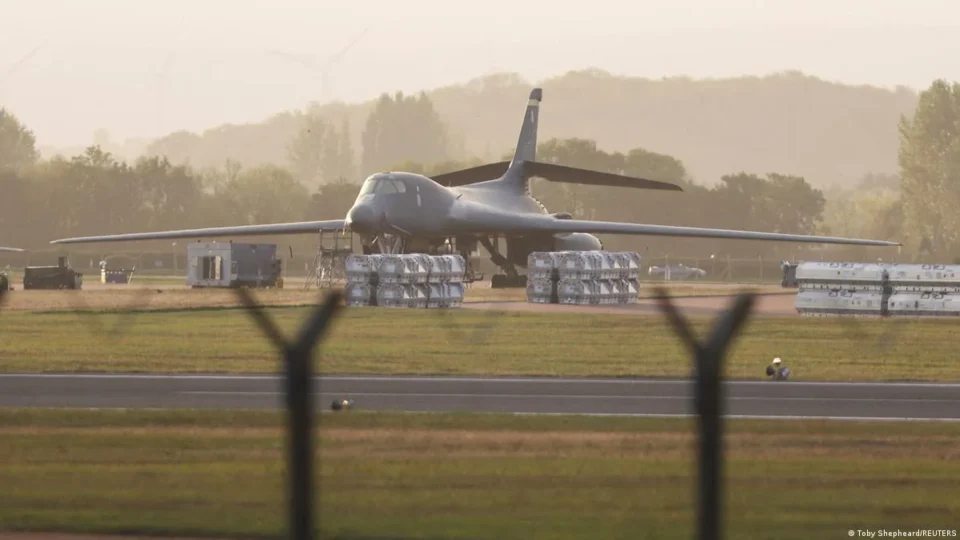 Cinco homens são presos perto de base dos EUA na Inglaterra; 85 casas são evacuadas