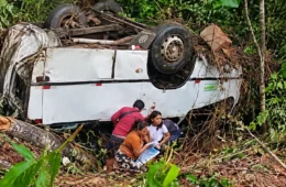 Micro-ônibus cai em ribanceira na BR-174 e deixa 17 feridos no Amazonas